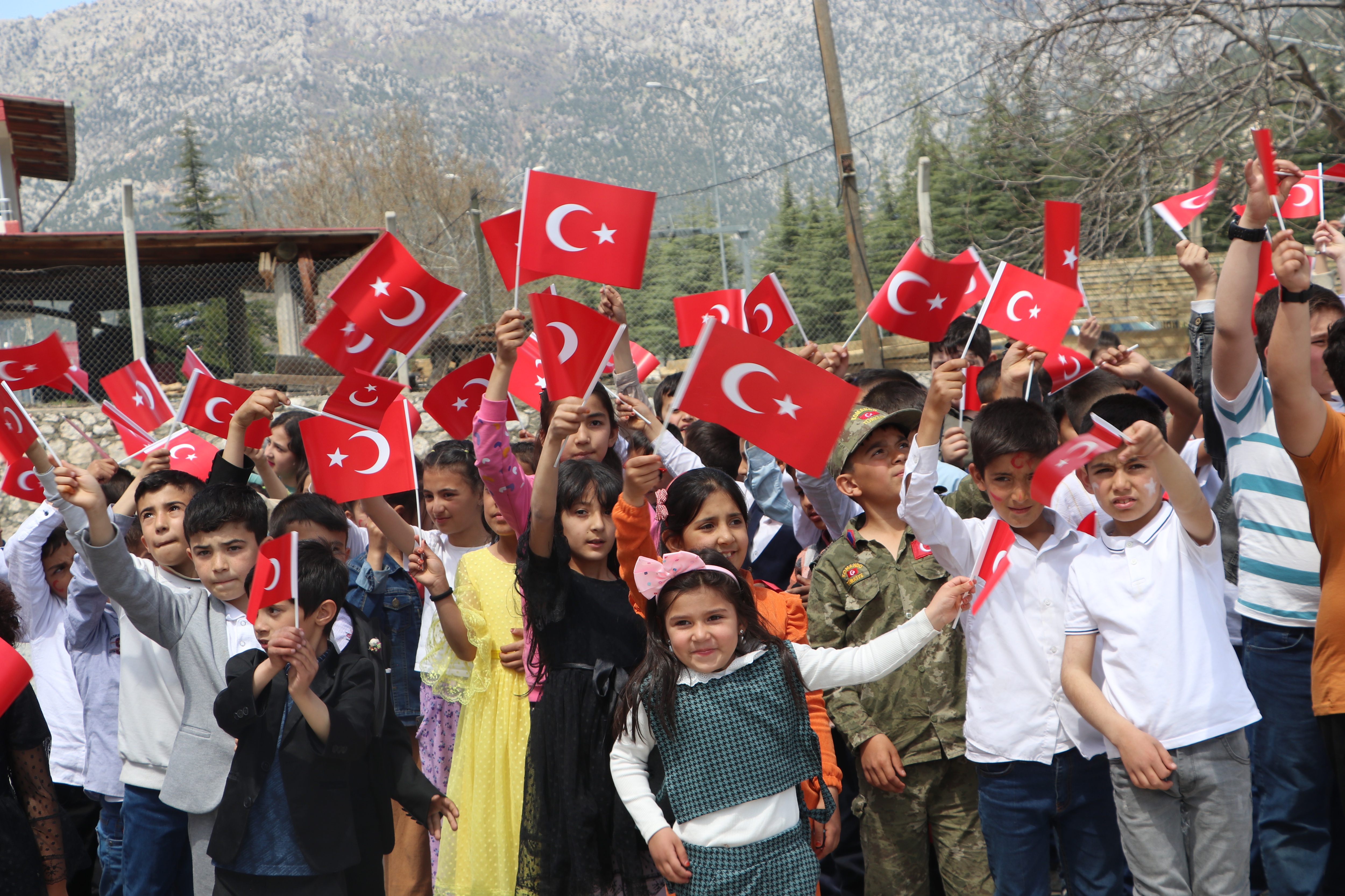 Adana’dan Gelen Askeri Bando, Kahramanmaraşlı Öğrencilerle Buluştu (4)