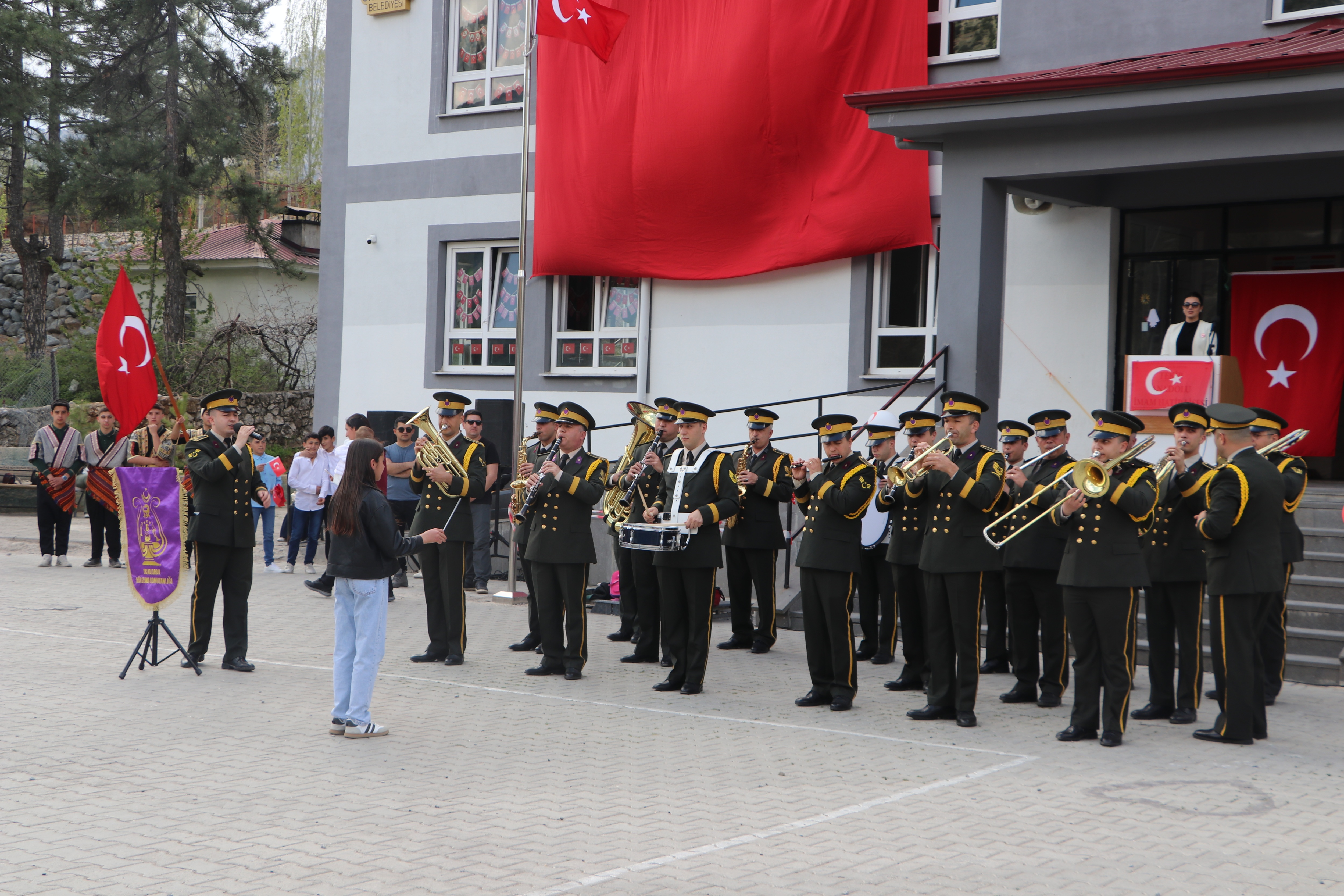Adana’dan Gelen Askeri Bando, Kahramanmaraşlı Öğrencilerle Buluştu (6)
