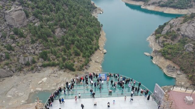 Ali Kayası Cam Teras'ı Bayram Tatilinde Ziyaretçilerini Ağırlıyororta Aa 20250402 37516755 37516747 Ali Kayasi Cam Teras Bayram Tatilinde Ziyaretcilerini Agirliyor-2