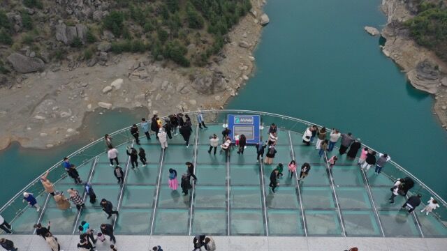 Ali Kayası Cam Teras'ı Bayram Tatilinde Ziyaretçilerini Ağırlıyororta Aa 20250402 37516755 37516749 Ali Kayasi Cam Teras Bayram Tatilinde Ziyaretcilerini Agirliyor-2