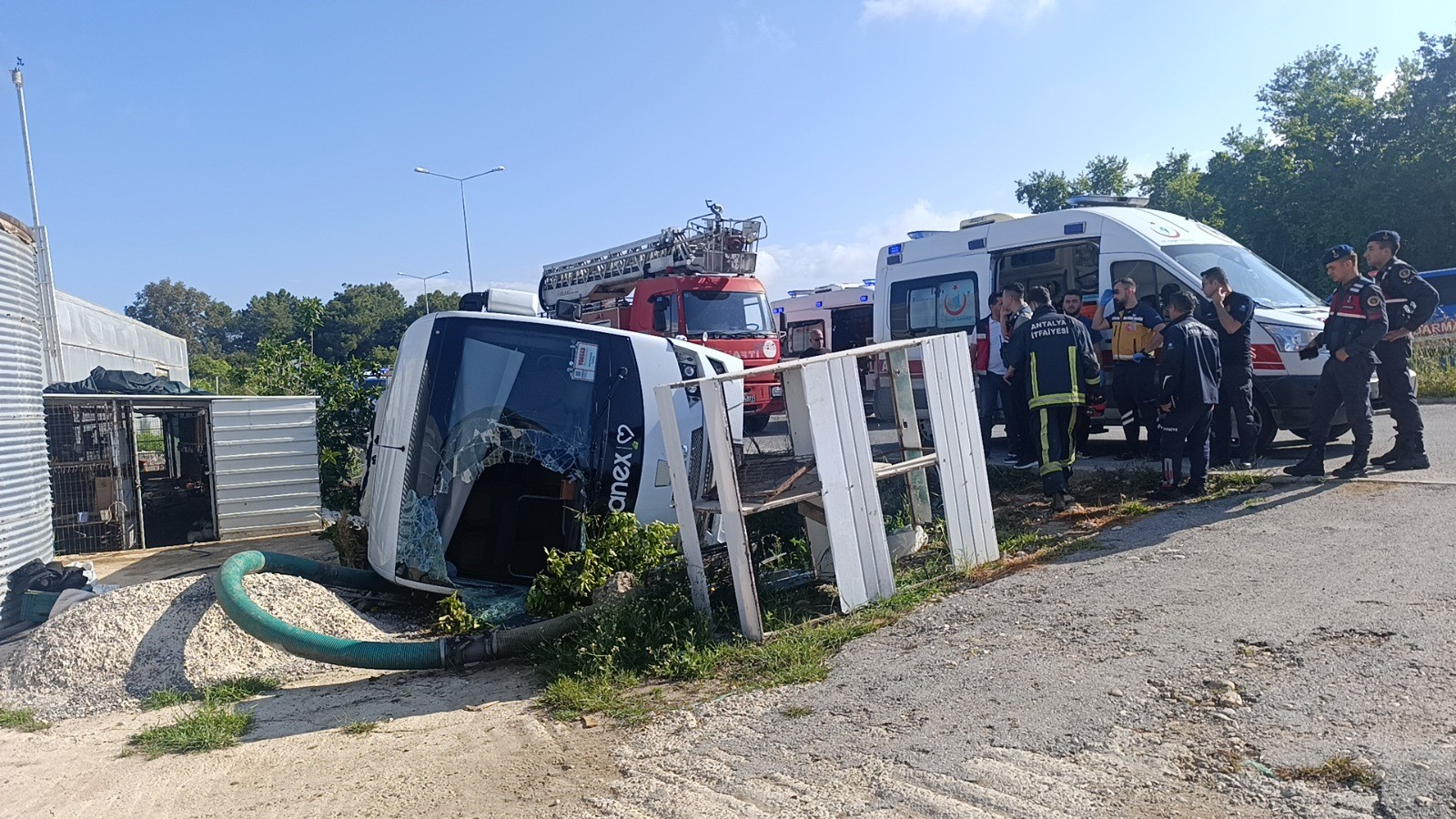 Antalya’da 18 Rus Turistin Yaralandığı Tur Midibüsünün Devrilme Anı Kamerada (3)