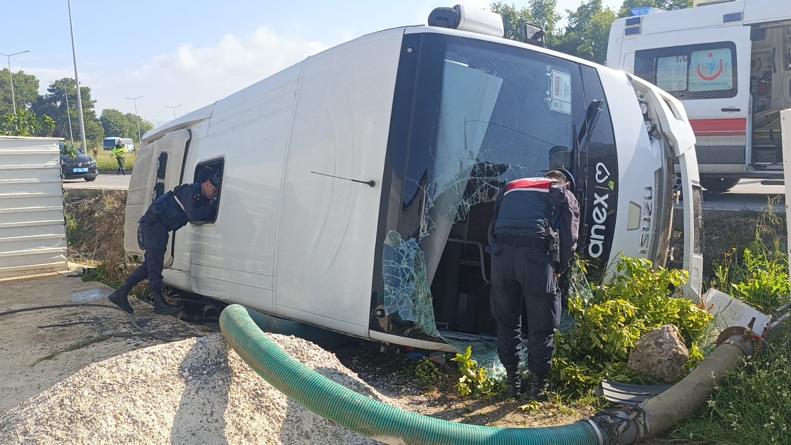 Antalya’da 18 Rus Turistin Yaralandığı Tur Midibüsünün Devrilme Anı Kamerada (6)