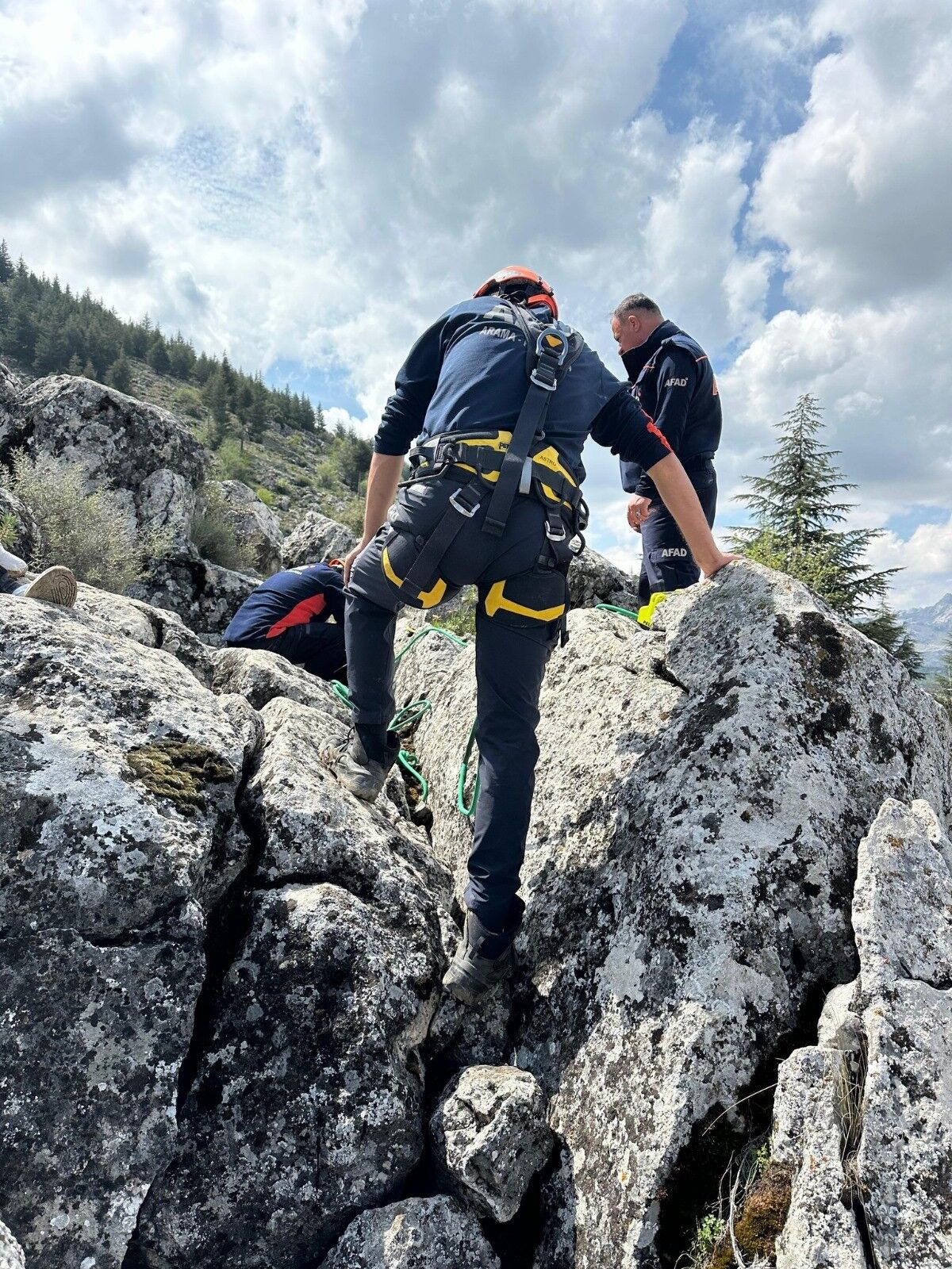 Burdur’da Kayalıkta Mahsur Kalan Keçi Afad Ekipleri Tarafından Kurtarıldı (2)