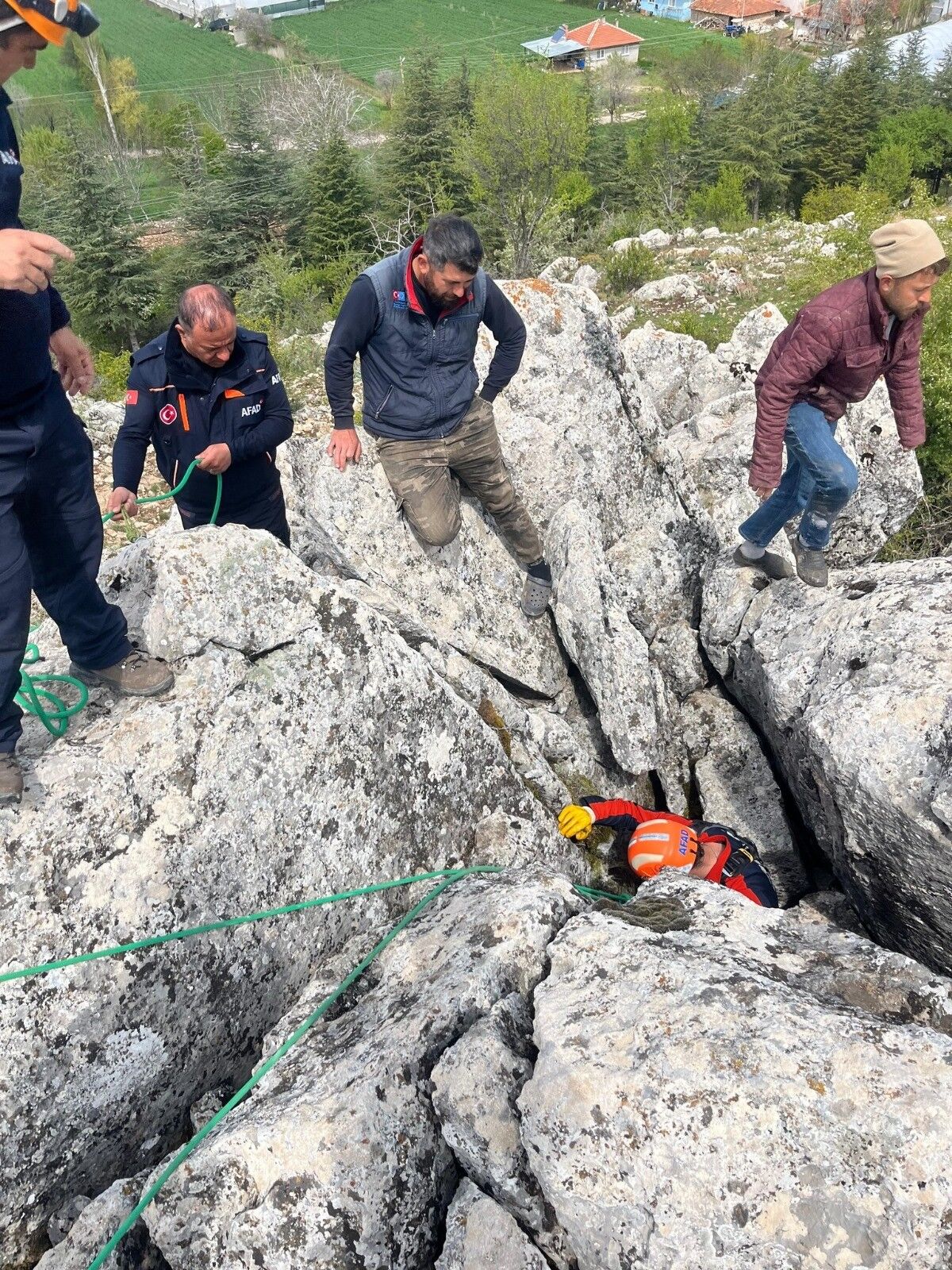 Burdur’da Kayalıkta Mahsur Kalan Keçi Afad Ekipleri Tarafından Kurtarıldı (5)