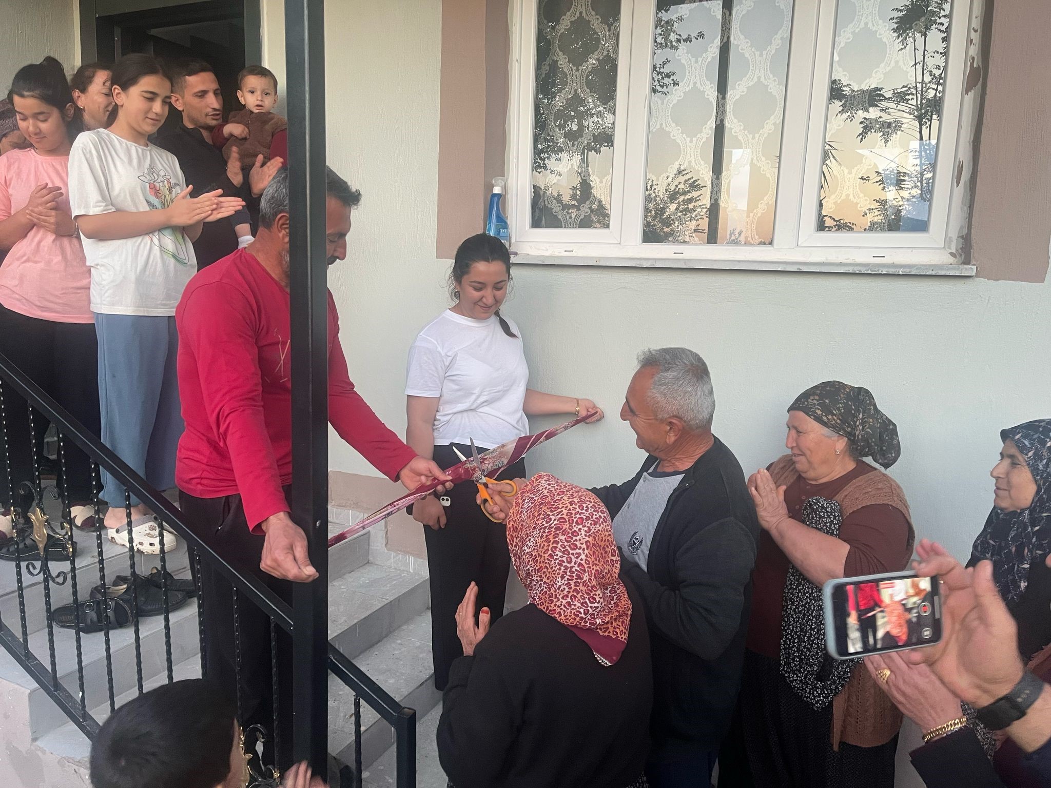 Depremin Ardından Cennet Nine Yeni Evine Kavuştu Ailesiyle Açılış Yaptı (1)