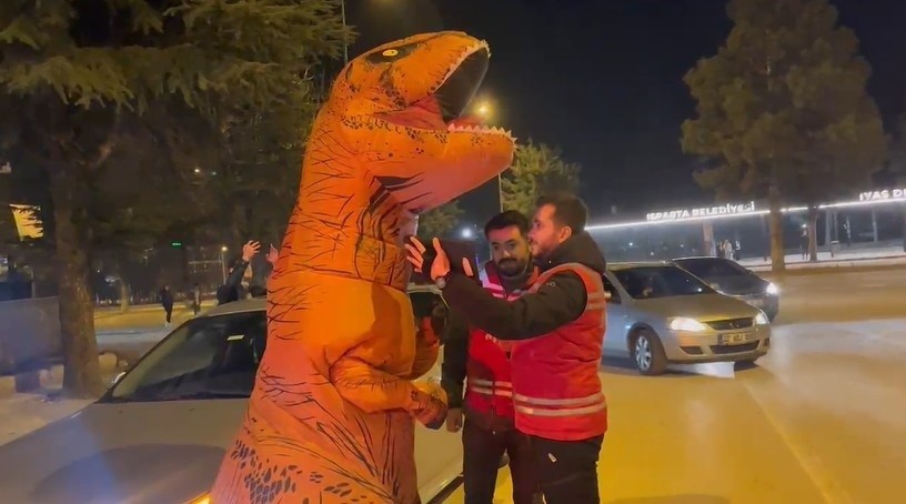 Dinozor Kostümüyle Ünlü Genç Kazada Ağır Yaralandı (1)