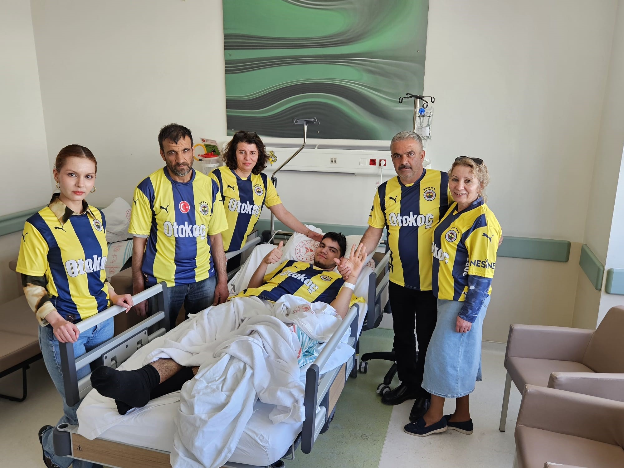 Dinozor Kostümüyle Ünlü Genç Kazada Ağır Yaralandı (3)