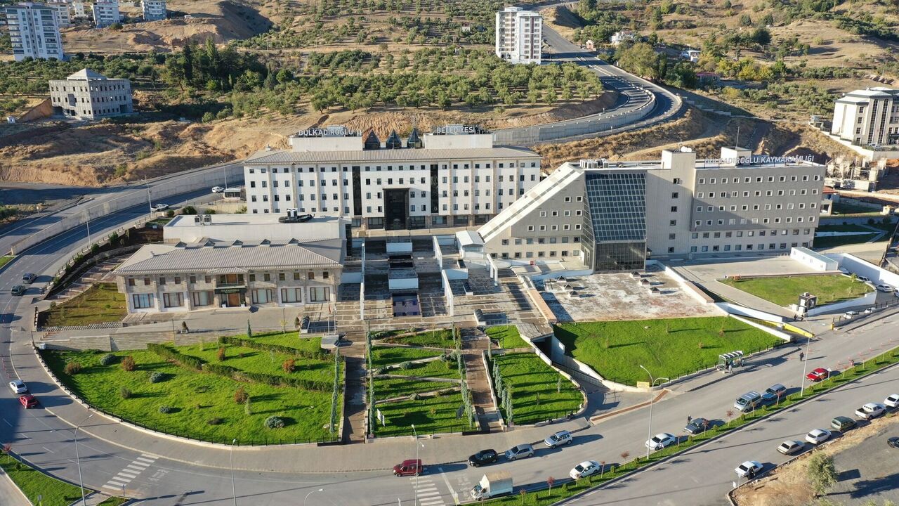 Dulkadiroğlu Belediyesi’nde Şok Saldırı, Başkan Yardımcısına Sert Cisimle Darbe!