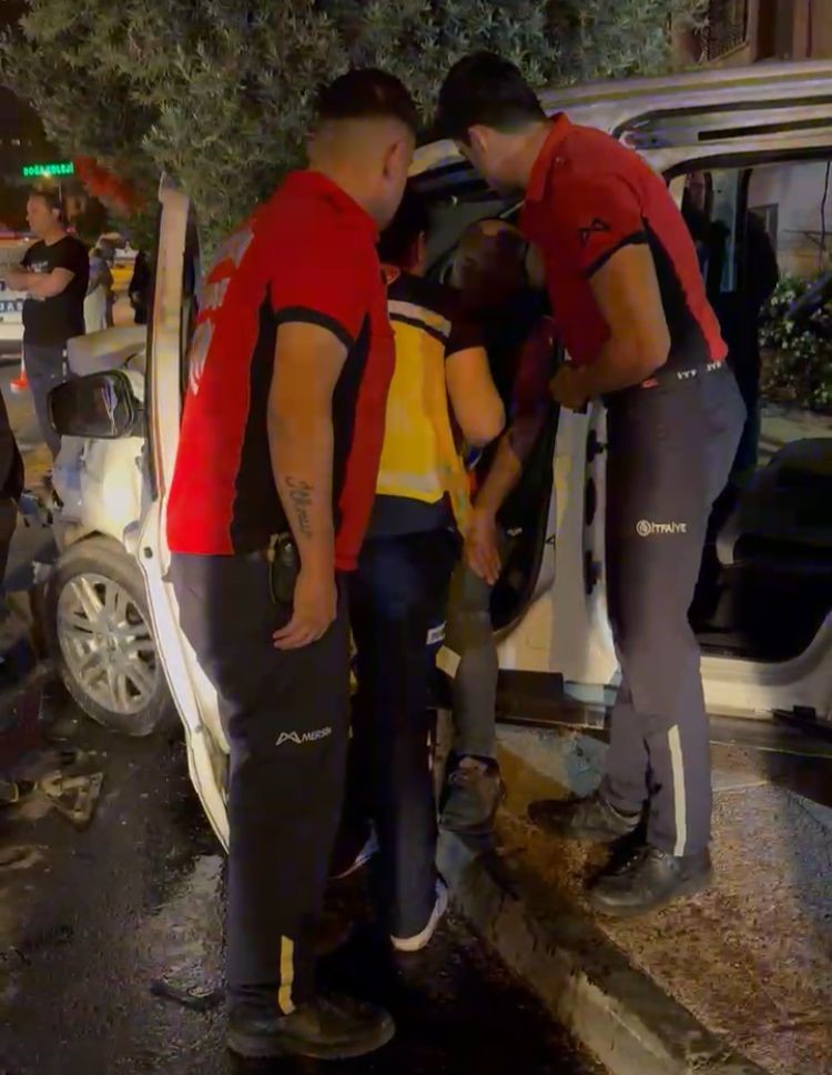 Gece Yarısı Korkunç Kaza Araç Bahçeye Girdi, 2'Si Ağır 9 Yaralı (2)