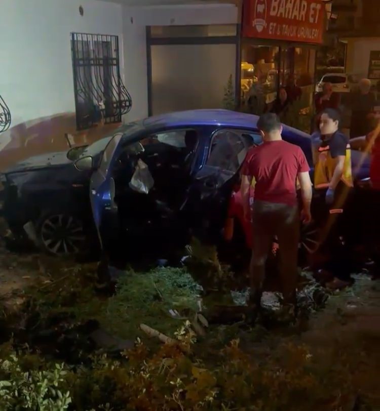 Gece Yarısı Korkunç Kaza Araç Bahçeye Girdi, 2'Si Ağır 9 Yaralı (4)