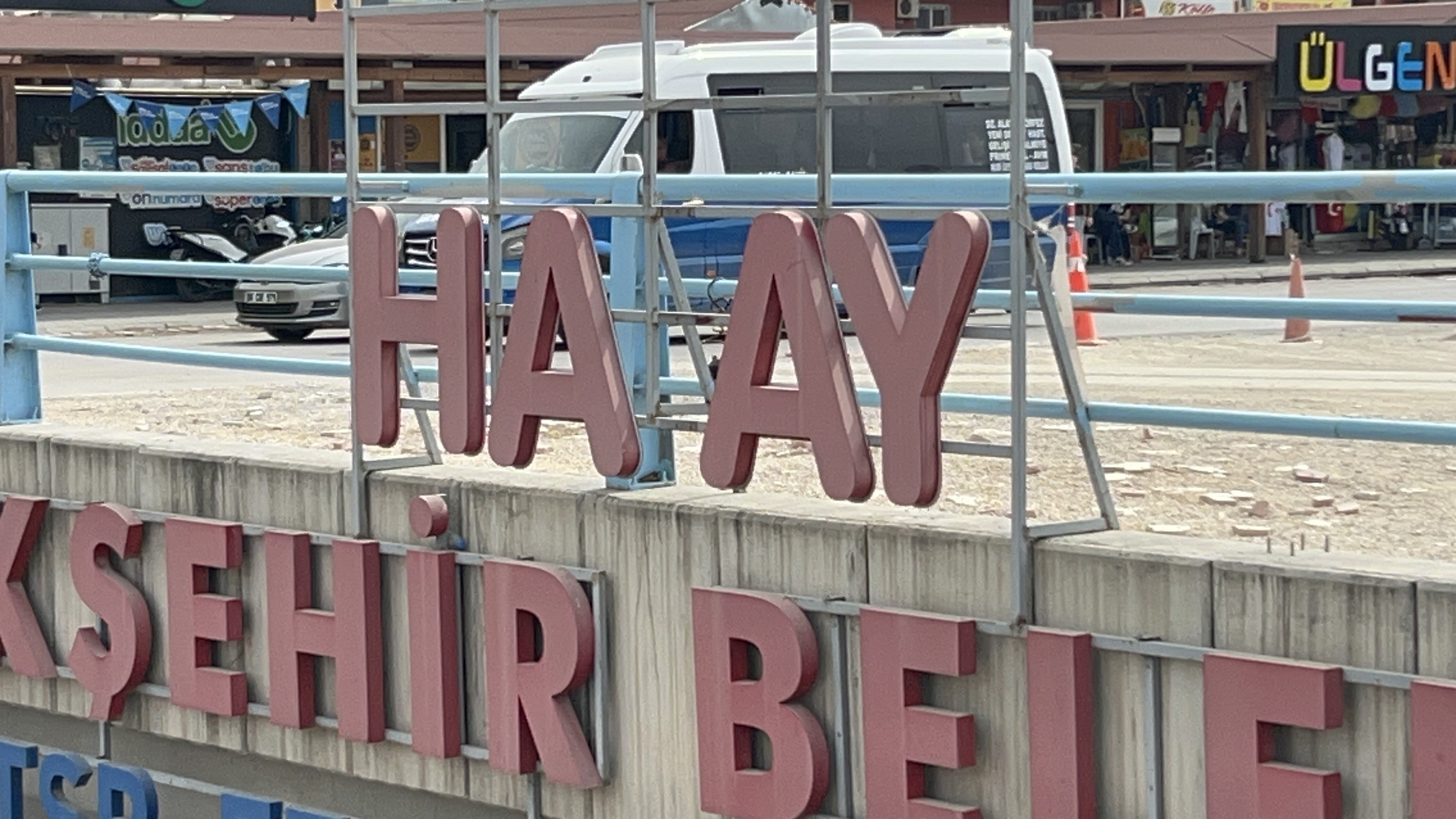 Hatay’da Tabelalardan ‘T’ Harfleri Kayboldu! Vatandaşlar Şaşkın (4)