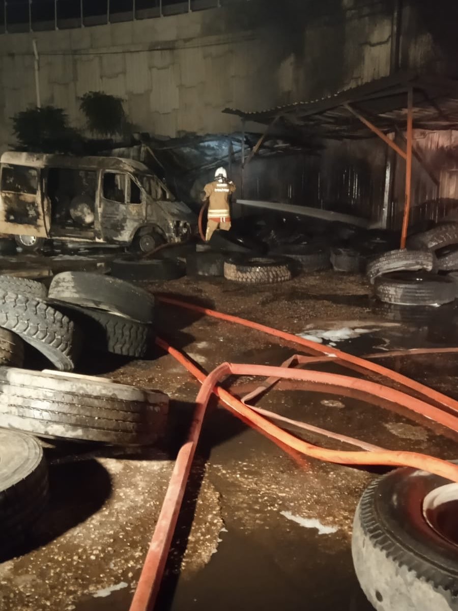 İskenderun'da Lastikçi Dükkanında Yangın Maddi Hasar Ve Polis İncelemesi Başlatıldı (3)