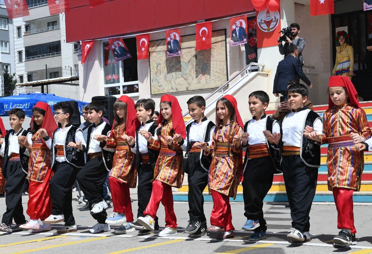 Kahramanmaraş 23 Nisan’ı Coşkuyla Kutladı Başkan Görgel Öğrencilerle Buluştu (6)