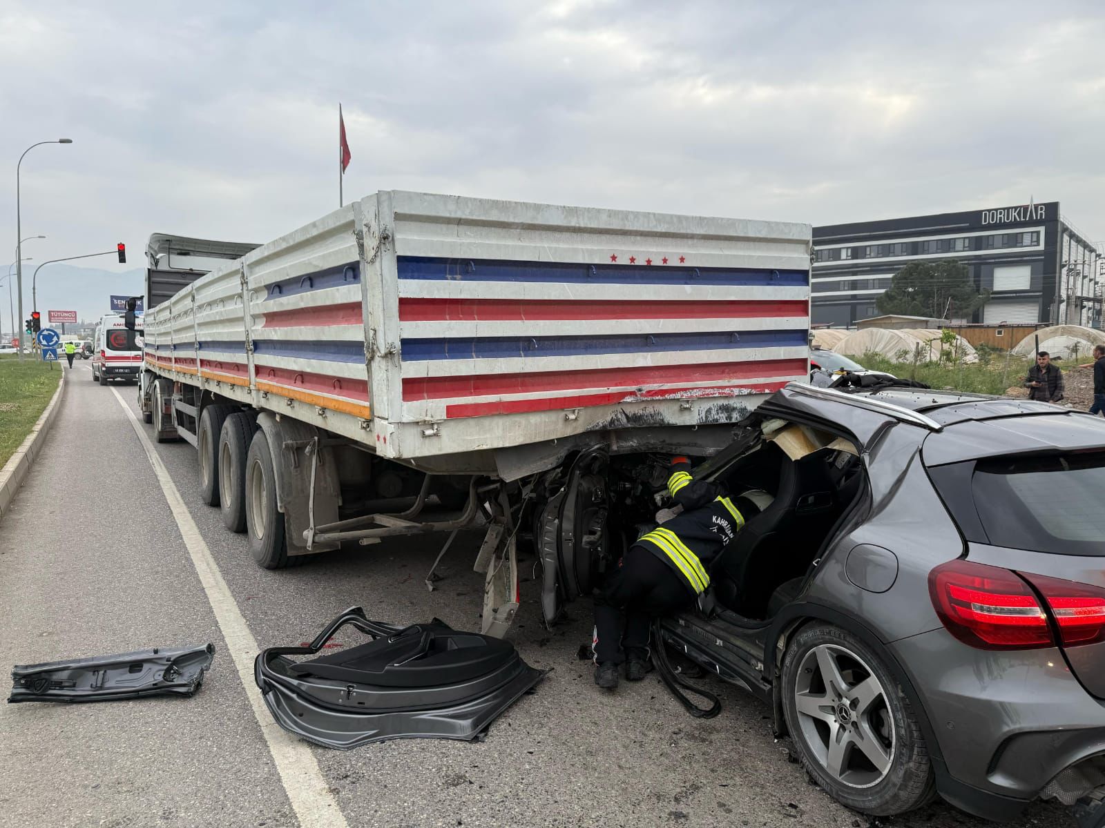 Kahramanmaraş Aksu’da Trafik Kazası Otomobil Tıra Arkadan Çarptı! (1)