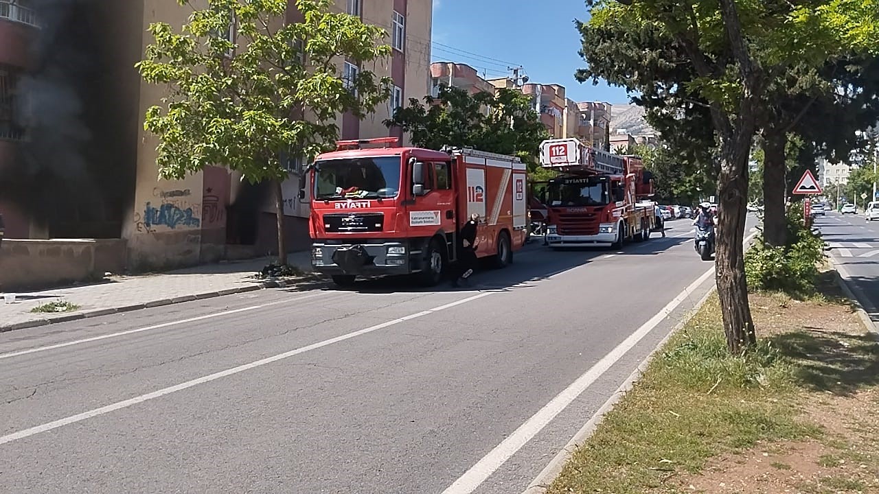 Kahramanmaraş'ta Apartman Deposu Alevlere Teslim Oldu (2)