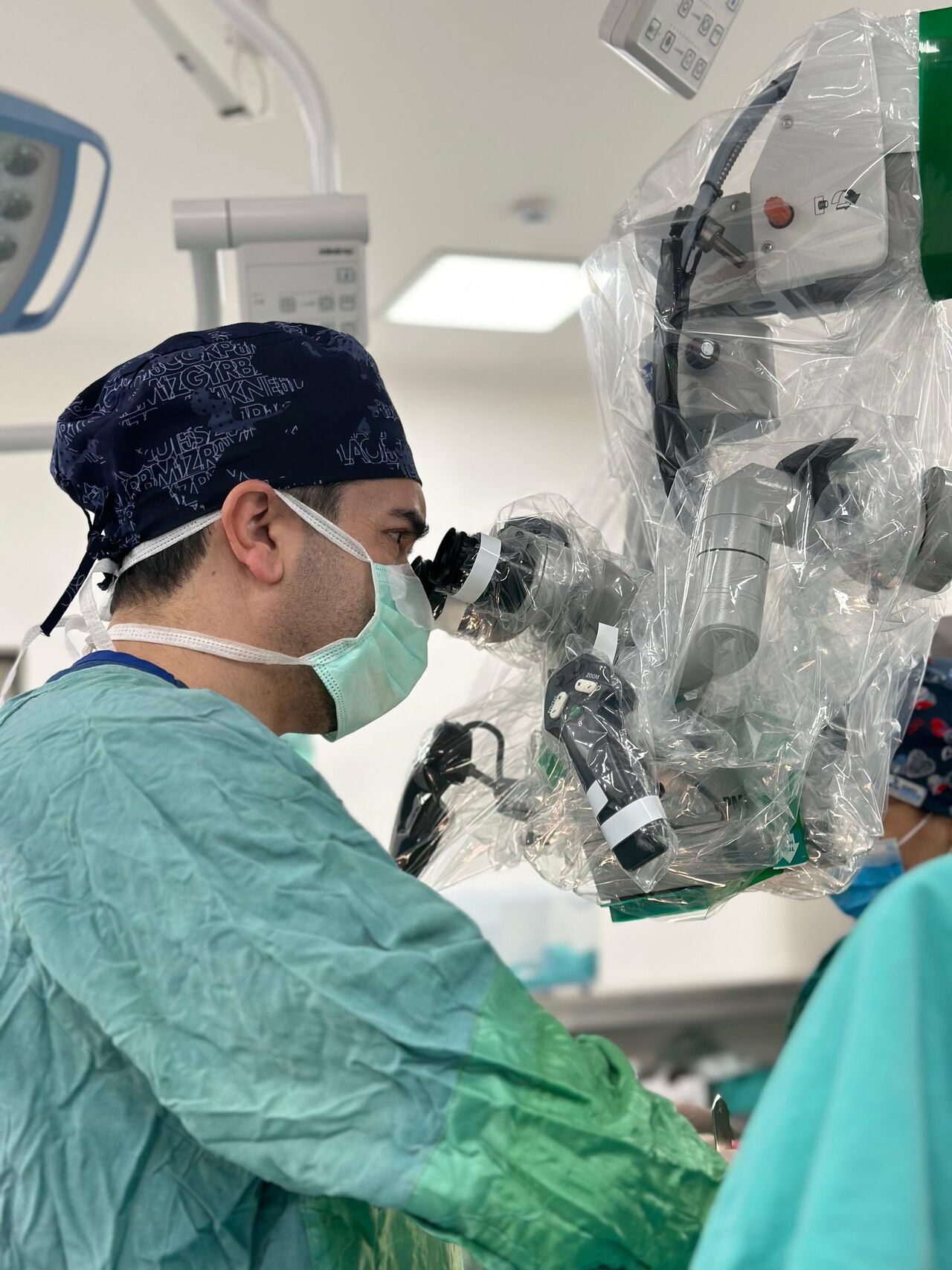 Kahramanmaraş'ta Arabesk Müzik Eşliğinde Geçirilen Sıradışı Bel Fıtığı Ameliyatı (7)