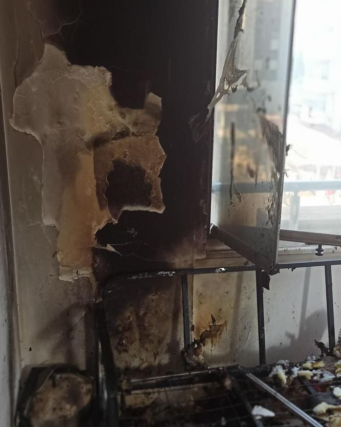 Kahramanmaraş’ta Balkonda Şarjda Unutulan Telefon Patladı Ev Alev Aldı! (1)