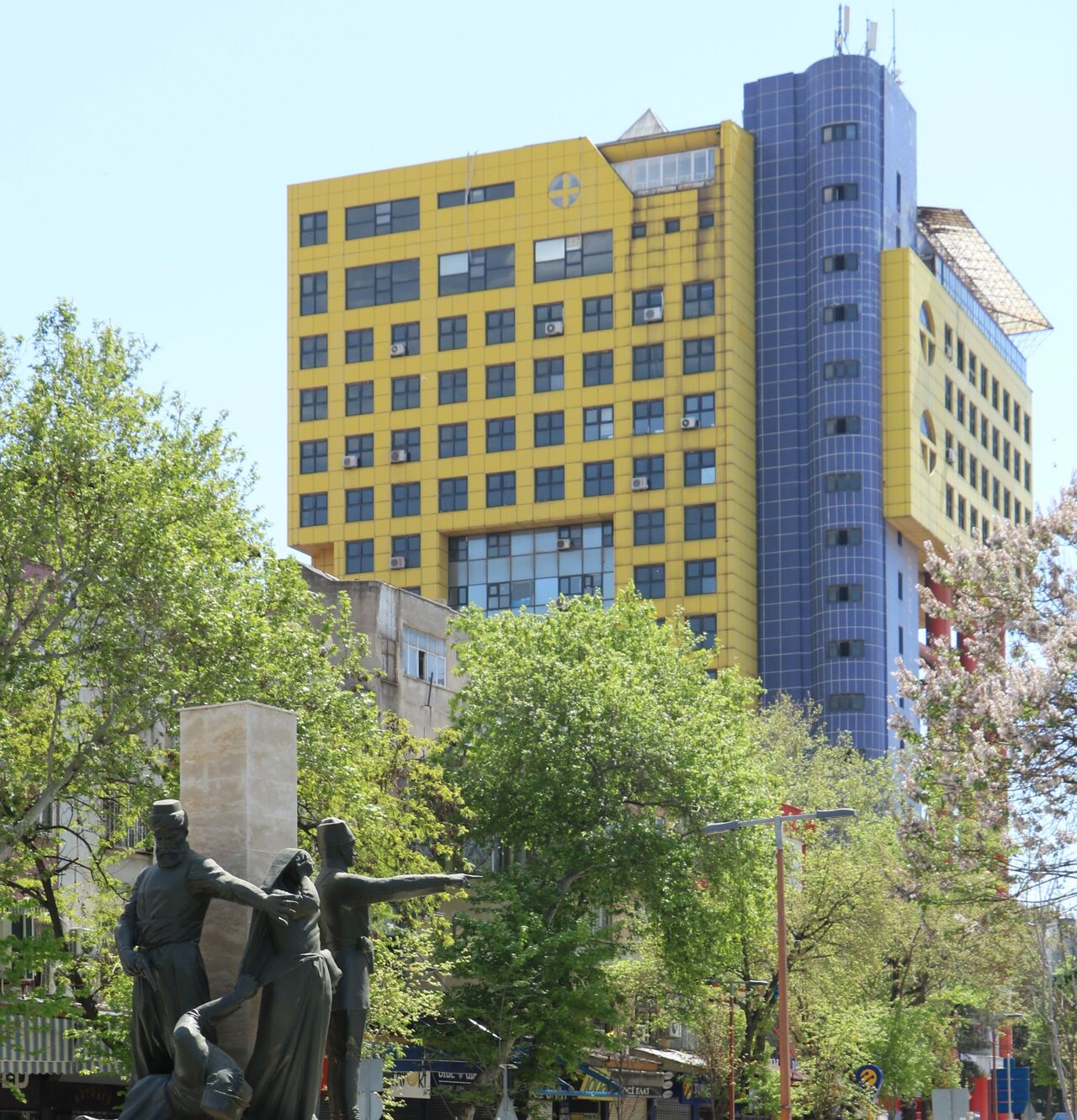 Kahramanmaraş’ta Dünyanın En Saçma Binasının Yerine Yeni İş Hanı İnşa Ediliyor (2)