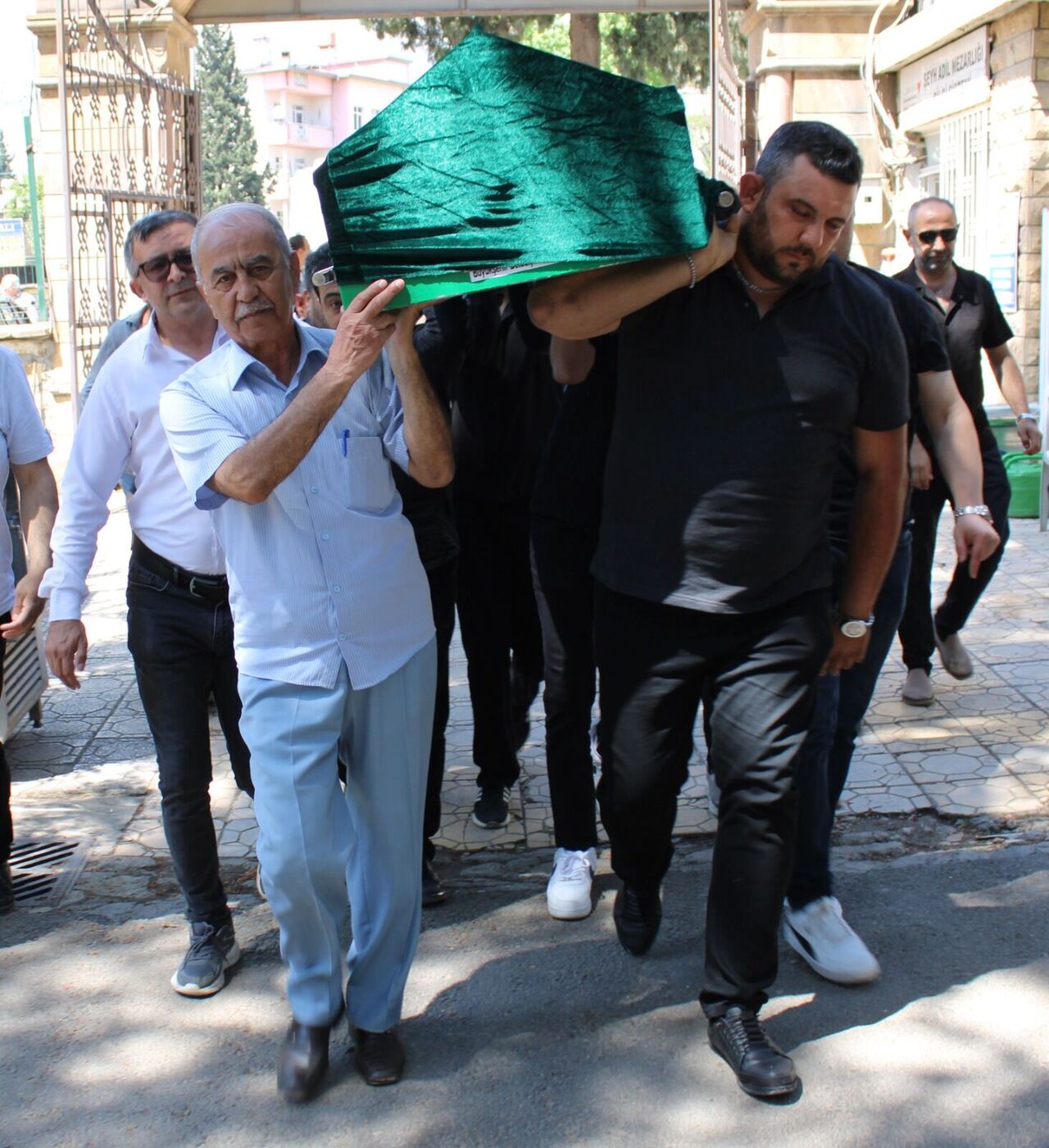 Kahramanmaraş’ta Gazeteci Mehmet Fiskeci Kardeşini Toprağa Verdi (3)