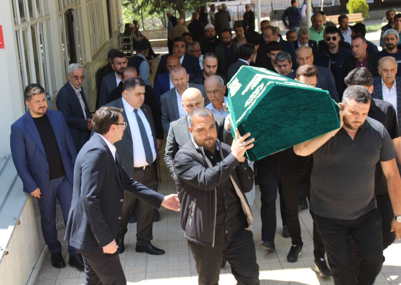 Kahramanmaraş’ta Gazeteci Mehmet Fiskeci Kardeşini Toprağa Verdi (6)