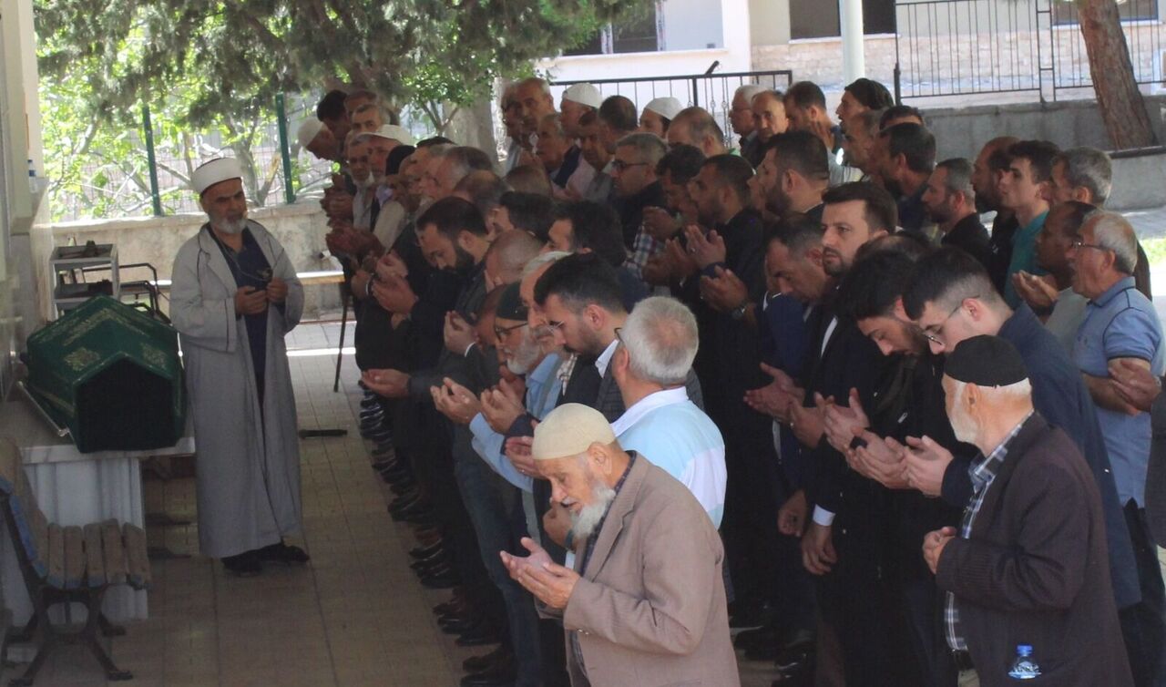 Kahramanmaraş’ta Gazeteci Mehmet Fiskeci Kardeşini Toprağa Verdi (7)