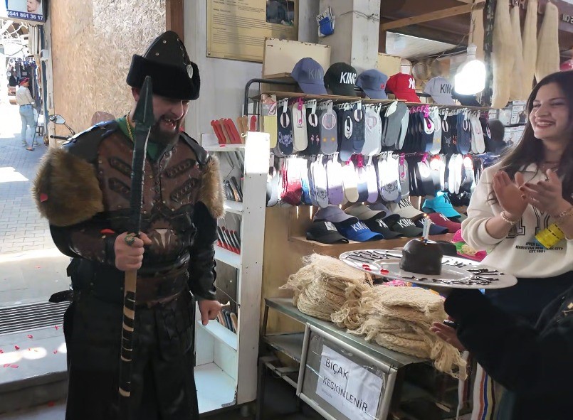 Kahramanmaraş’ta Kapalı Çarşı’nın Gözdesi Emre’ye Sürpriz Doğum Günü! (3)