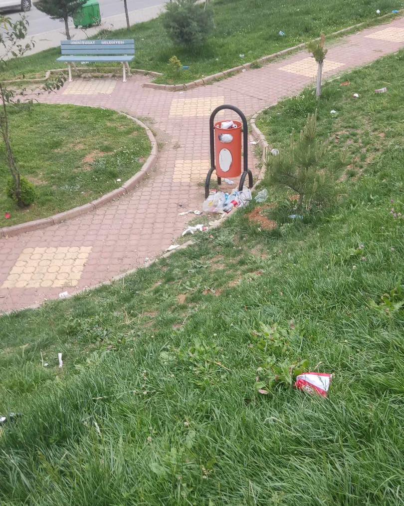 Kahramanmaraş’ta Tepki Çeken Görüntü Çocuk Parkı Çöplüğe Döndü! (1)