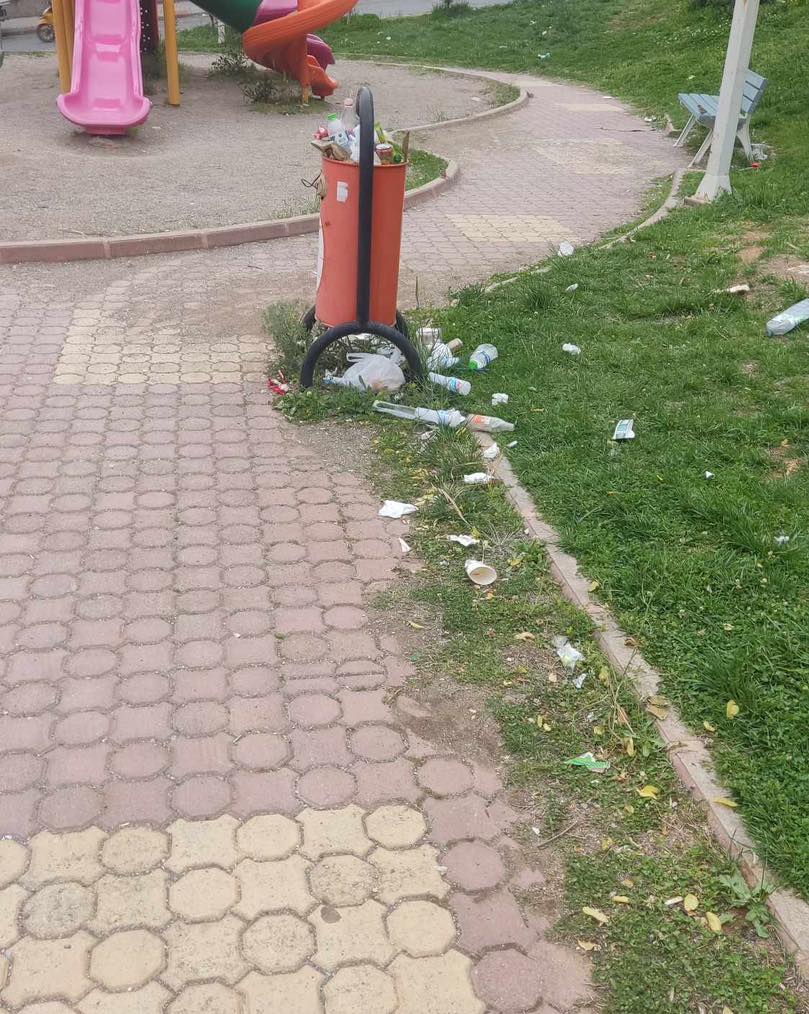 Kahramanmaraş’ta Tepki Çeken Görüntü Çocuk Parkı Çöplüğe Döndü! (4)