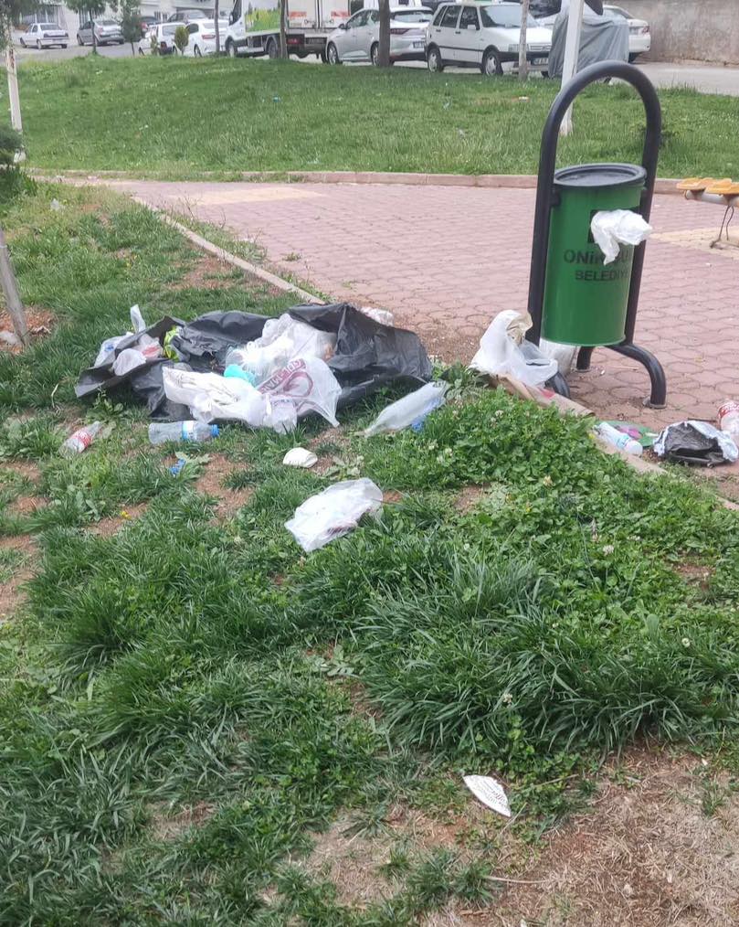 Kahramanmaraş’ta Tepki Çeken Görüntü Çocuk Parkı Çöplüğe Döndü! (5)