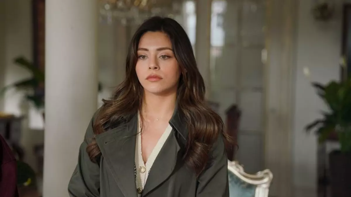 Kızılcık Şerbeti’nin Yıldızı Sevgilisiyle Yeni Yaşına Girdi (1)