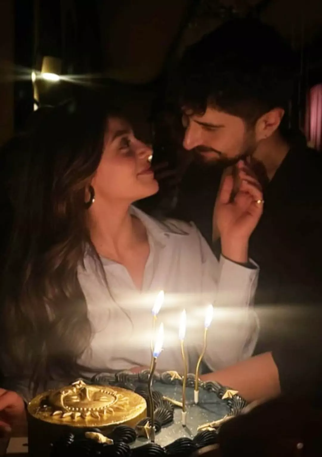 Kızılcık Şerbeti’nin Yıldızı Sevgilisiyle Yeni Yaşına Girdi (3)