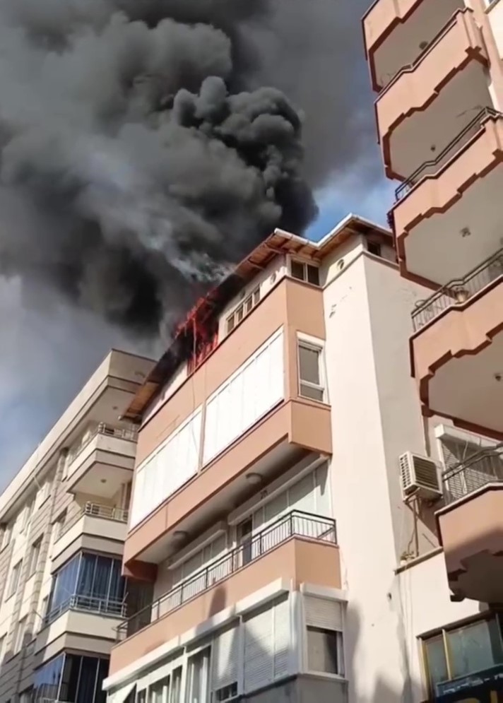 Kumluca’da Ahşap Kat Yangında Zarar Gördü Maddi Hasar Meydana Geldi (1)-1