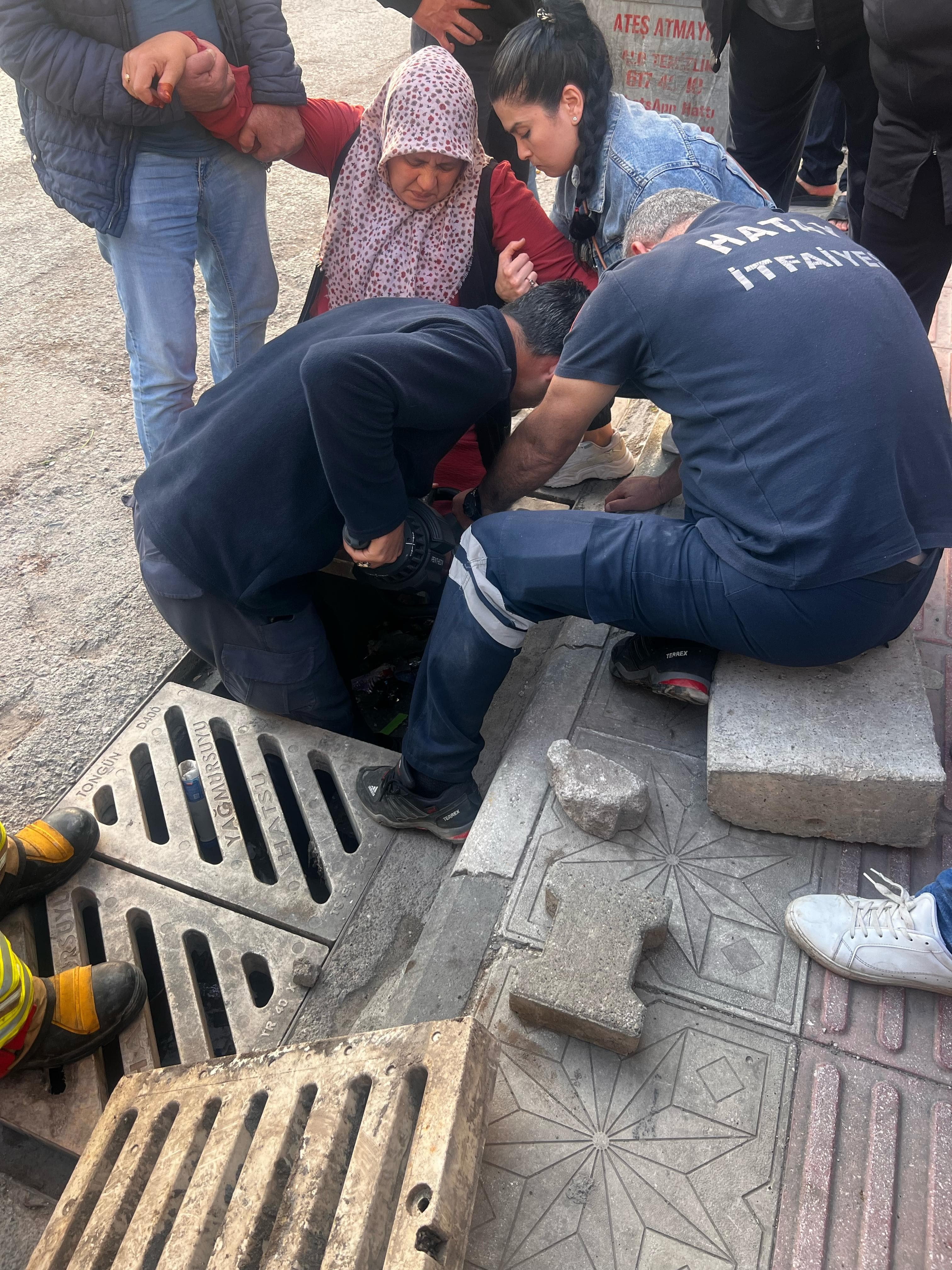 Mazgala Sıkışan Kadını İtfaiye Kurtardı (1)-1