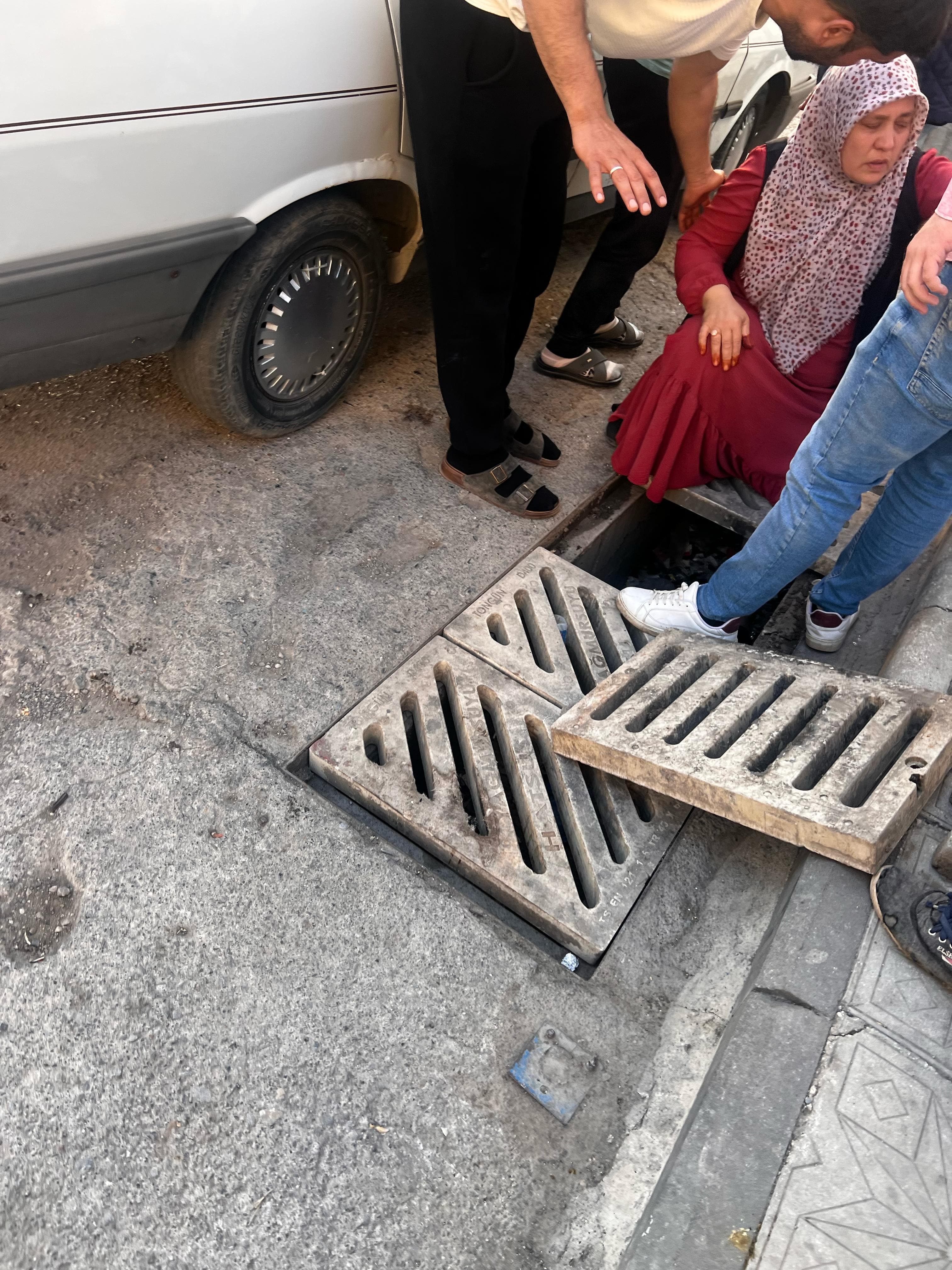 Mazgala Sıkışan Kadını İtfaiye Kurtardı (2)