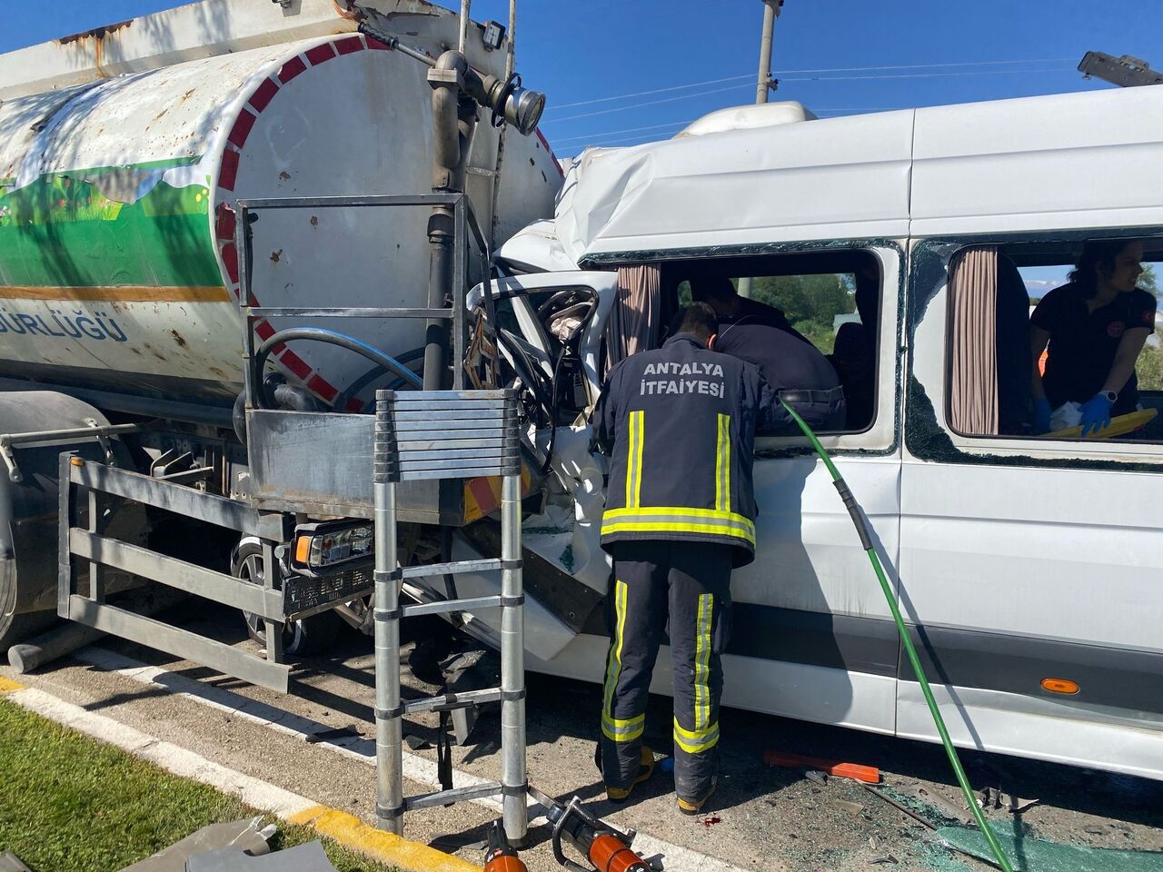 Minibüs Ve Sulama Kamyonu Çarpıştı, 6 Kişi Hastaneye Kaldırıldı (1)