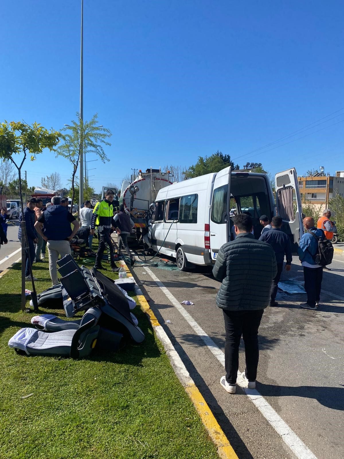 Minibüs Ve Sulama Kamyonu Çarpıştı, 6 Kişi Hastaneye Kaldırıldı (3)