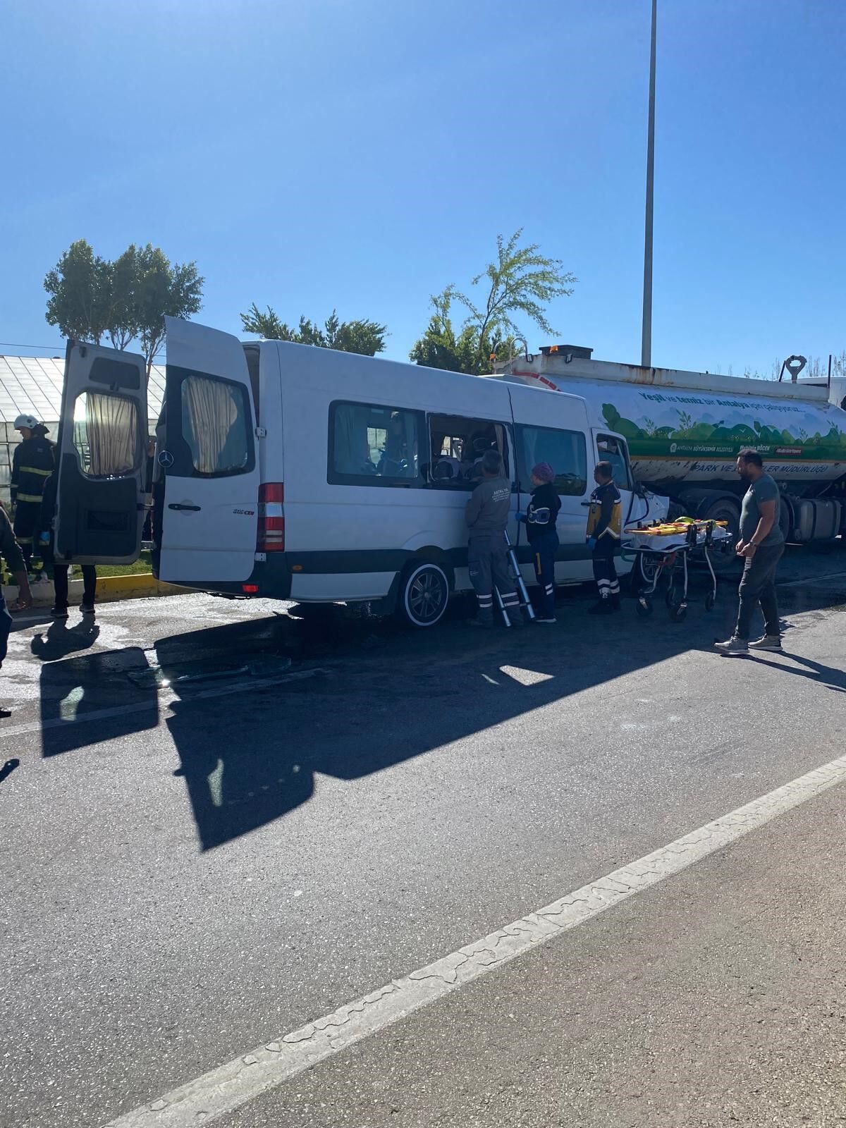 Minibüs Ve Sulama Kamyonu Çarpıştı, 6 Kişi Hastaneye Kaldırıldı (5)