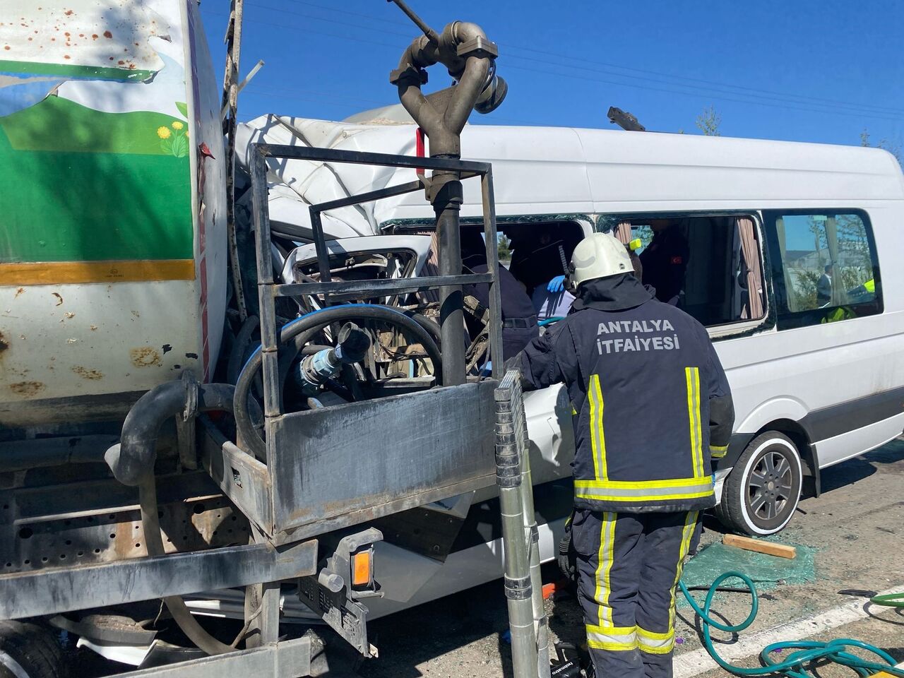 Minibüs Ve Sulama Kamyonu Çarpıştı, 6 Kişi Hastaneye Kaldırıldı (6)