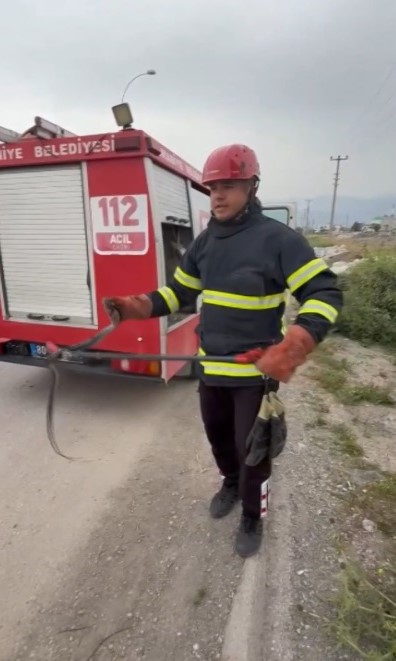 Panoya Giren Yılan, İtfaiyenin Müdahalesiyle Kurtarıldı (2)