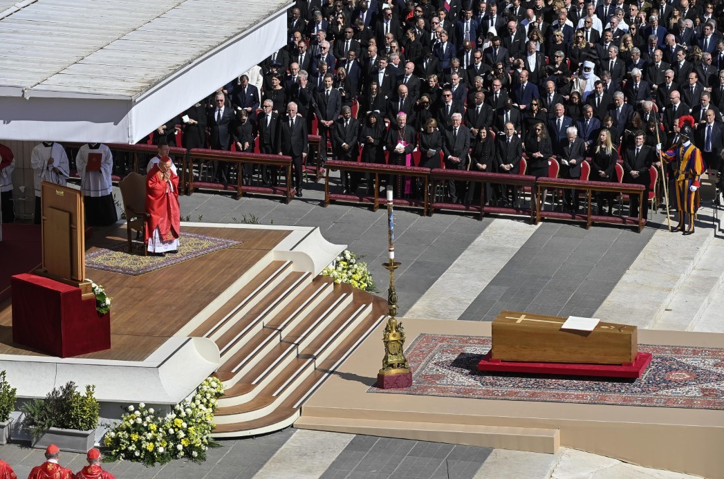Papa Franciscus, 400 Bin Kişinin Katıldığı Törende Son Yolculuğuna Uğurlandı (2)