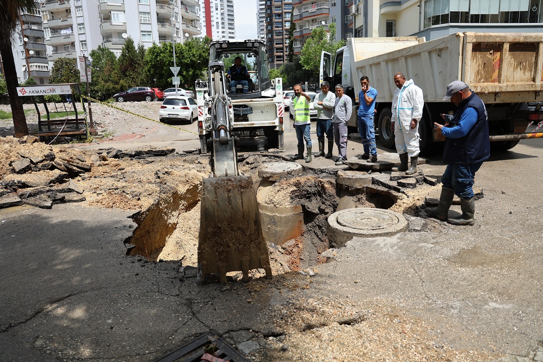 Sağanak Sonrası Yol Çöktü Araç Düşmekten Son Anda Kurtuldu (4)