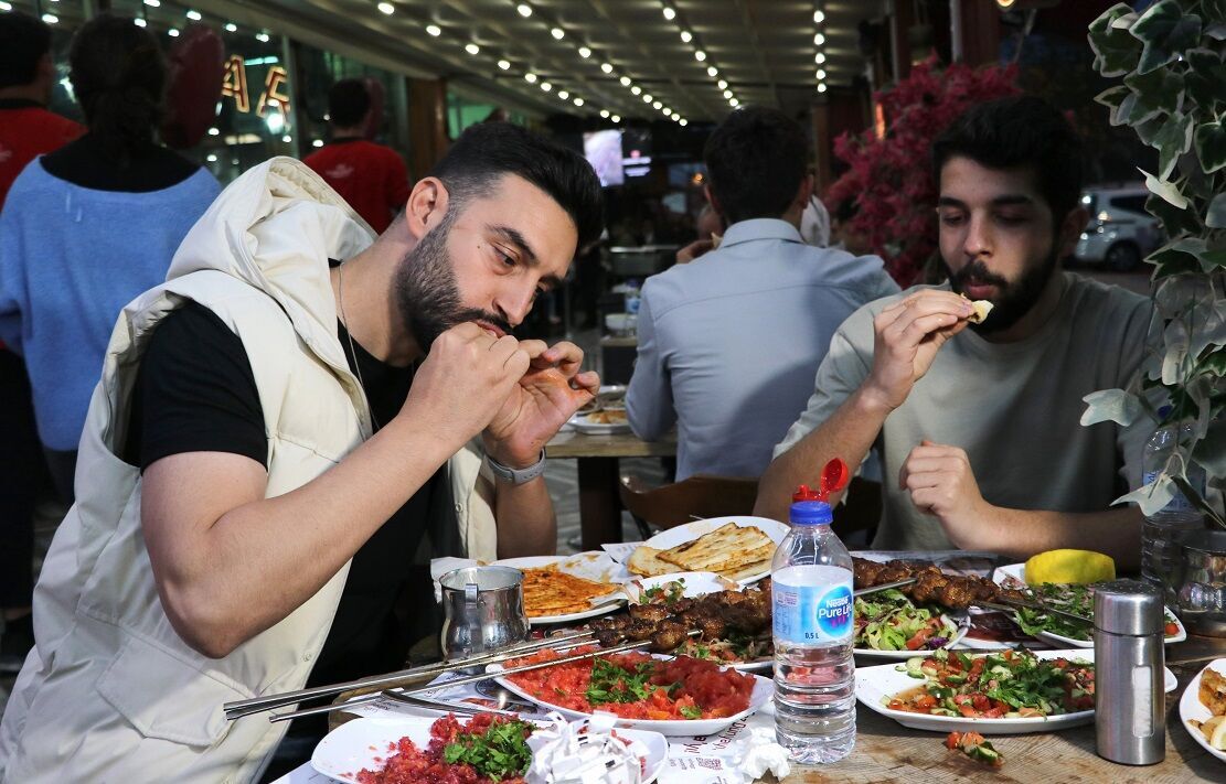 Adanalılar Kebabın Tek Adresi Olduğunu Net Bir Dille İlan Etti (6)