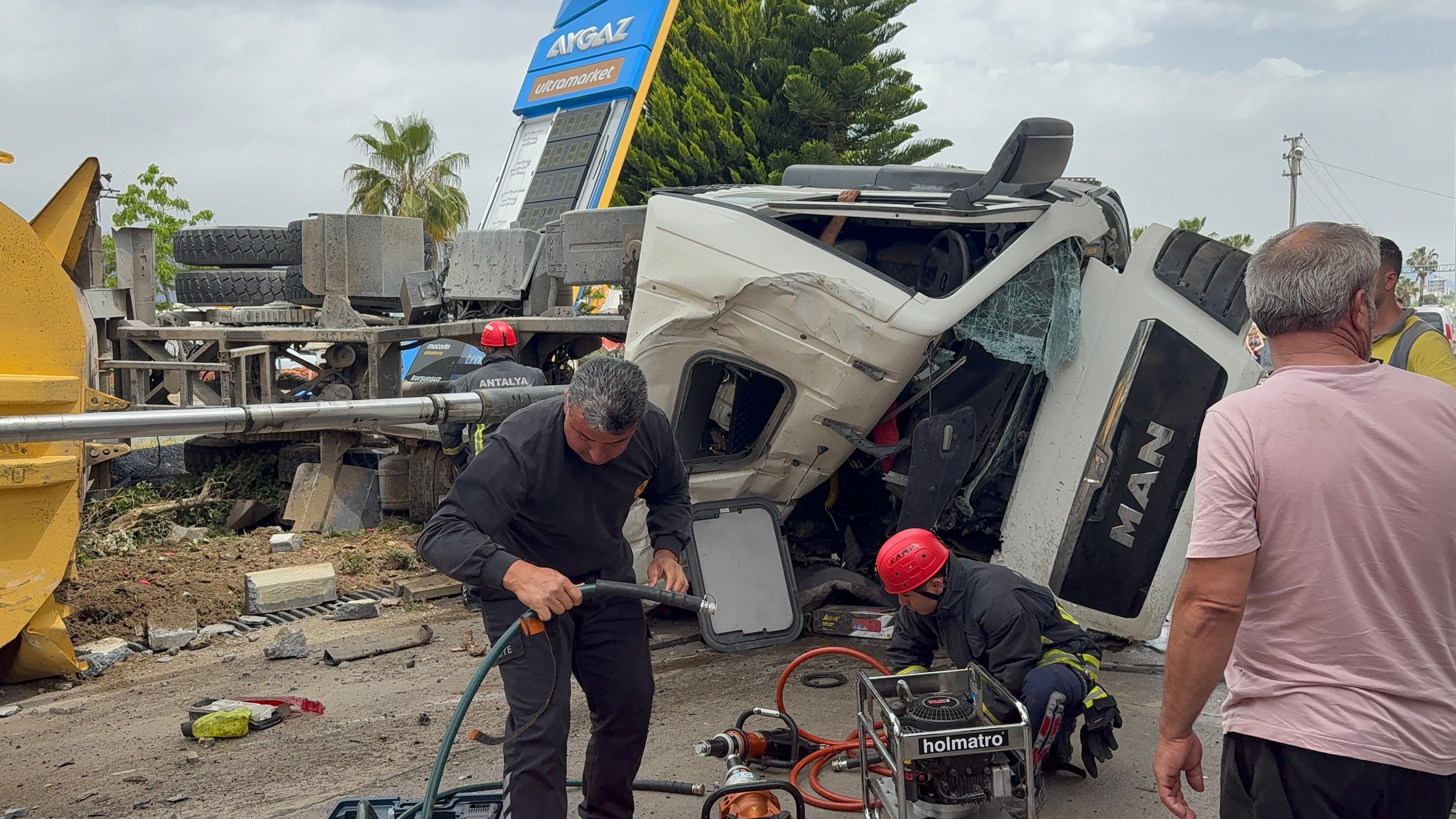 Antalya’da Freni Patlayan Kamyon Akaryakıt İstasyonuna Daldı, Ortalık Savaş Alanına Döndü (10)