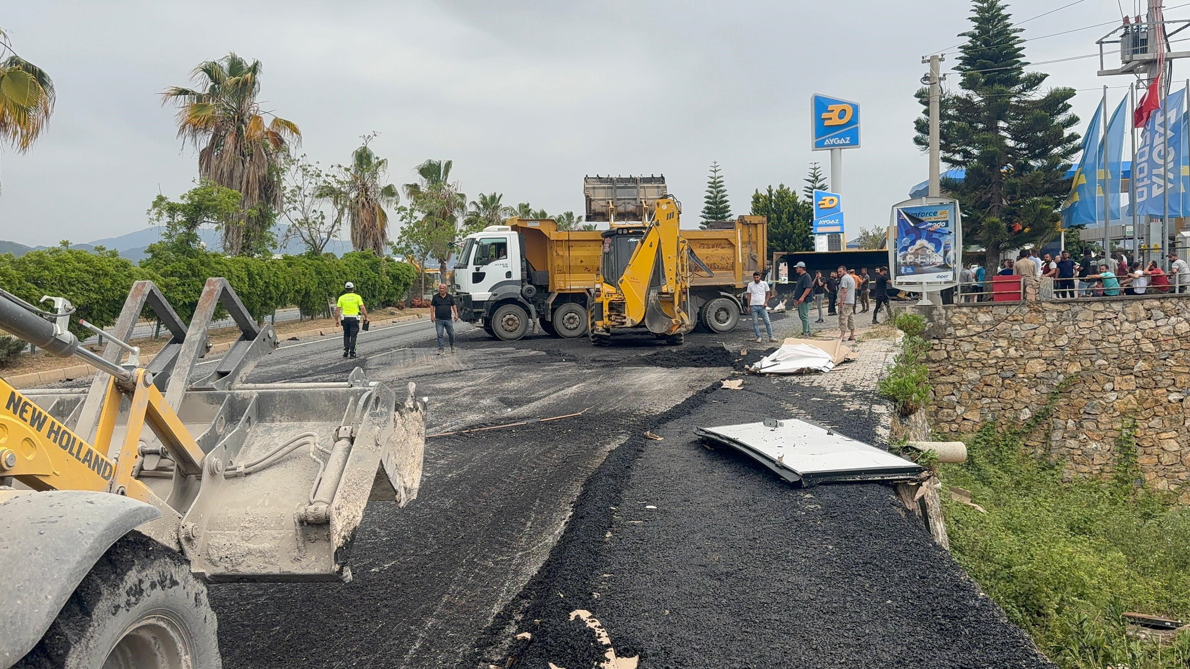 Antalya’da Freni Patlayan Kamyon Akaryakıt İstasyonuna Daldı, Ortalık Savaş Alanına Döndü (4)