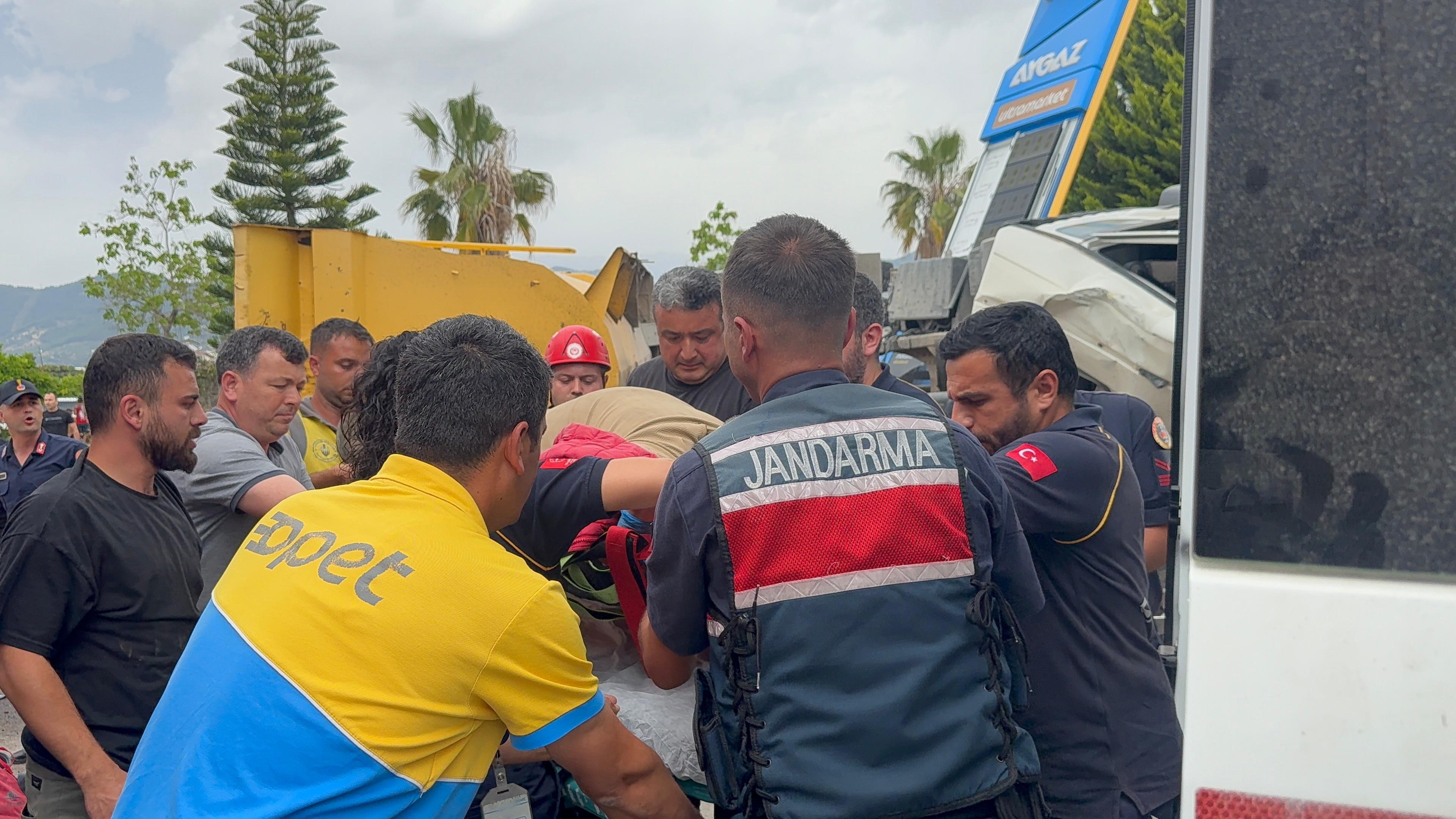 Antalya’da Freni Patlayan Kamyon Akaryakıt İstasyonuna Daldı, Ortalık Savaş Alanına Döndü (5)