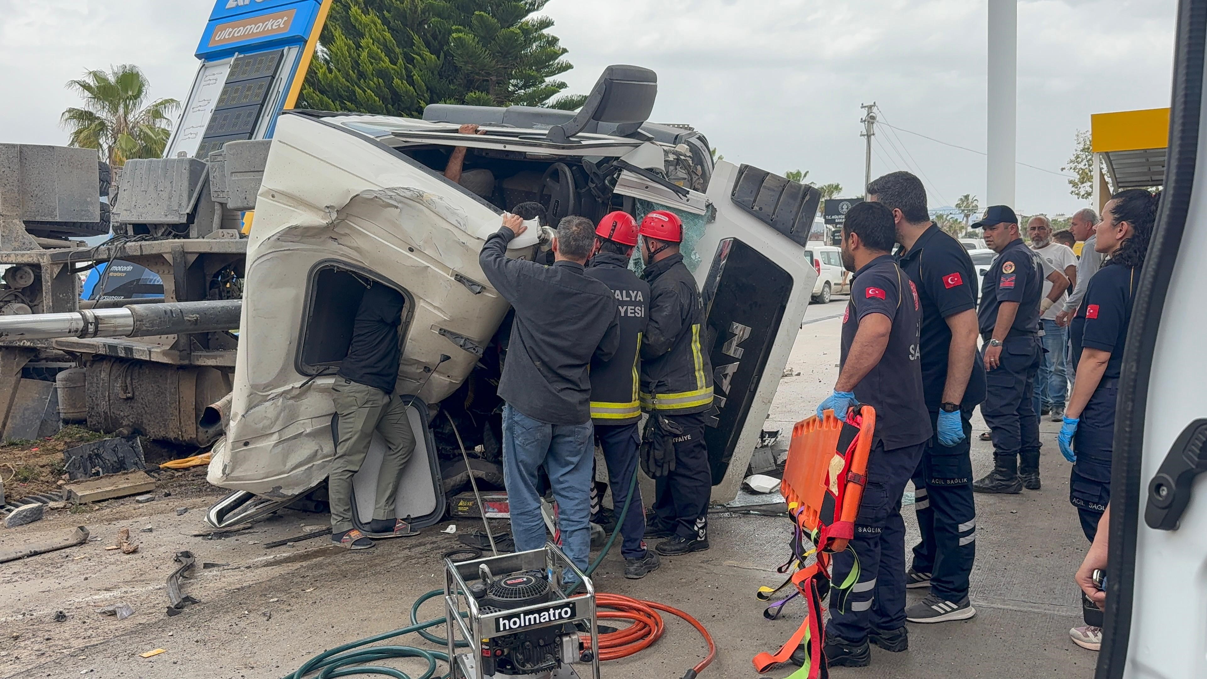 Antalya’da Freni Patlayan Kamyon Akaryakıt İstasyonuna Daldı, Ortalık Savaş Alanına Döndü (7)