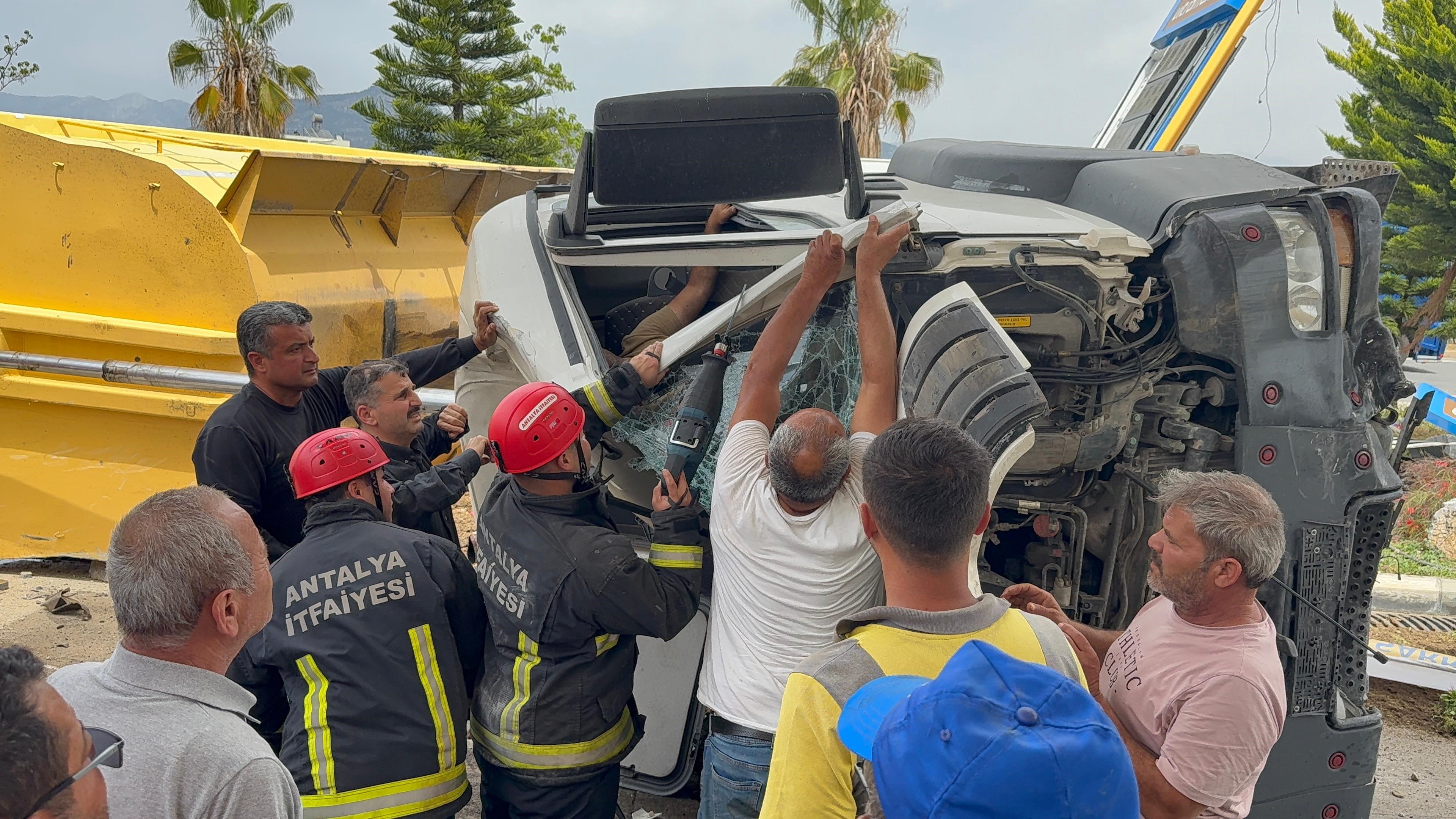Antalya’da Freni Patlayan Kamyon Akaryakıt İstasyonuna Daldı, Ortalık Savaş Alanına Döndü (8)