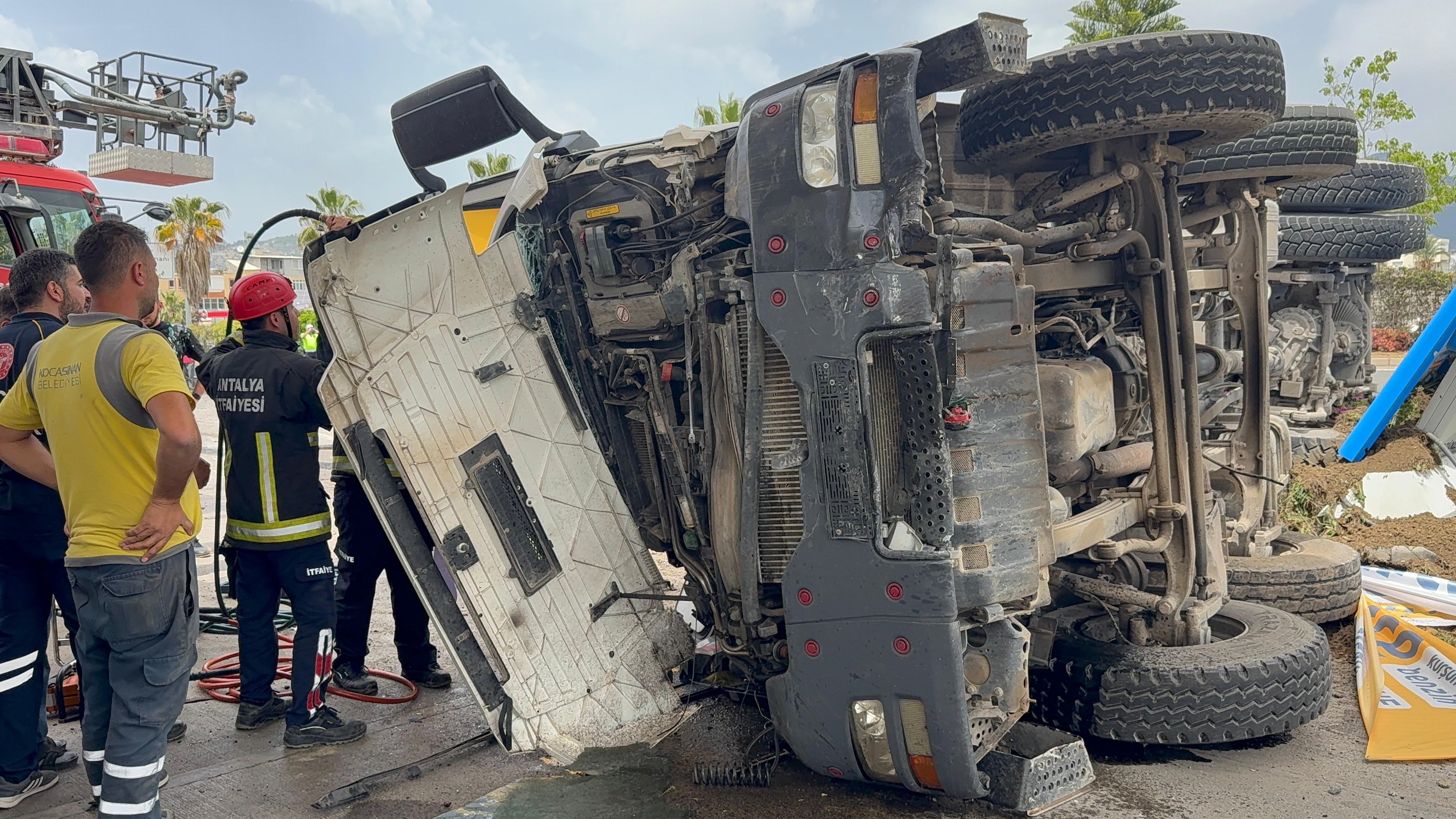 Antalya’da Freni Patlayan Kamyon Akaryakıt İstasyonuna Daldı, Ortalık Savaş Alanına Döndü (9)