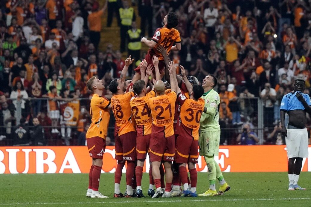 Cimbom’dan Veda Gecesi Muslera Gözyaşlarıyla Uğurlandı, Galatasaray 11’De 11 Yaptı (6)