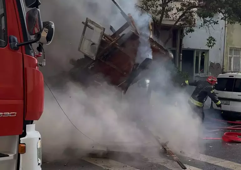 Darıca'da Evin Duvarı İtfaiyecilerin Üzerine Çöktü (2)